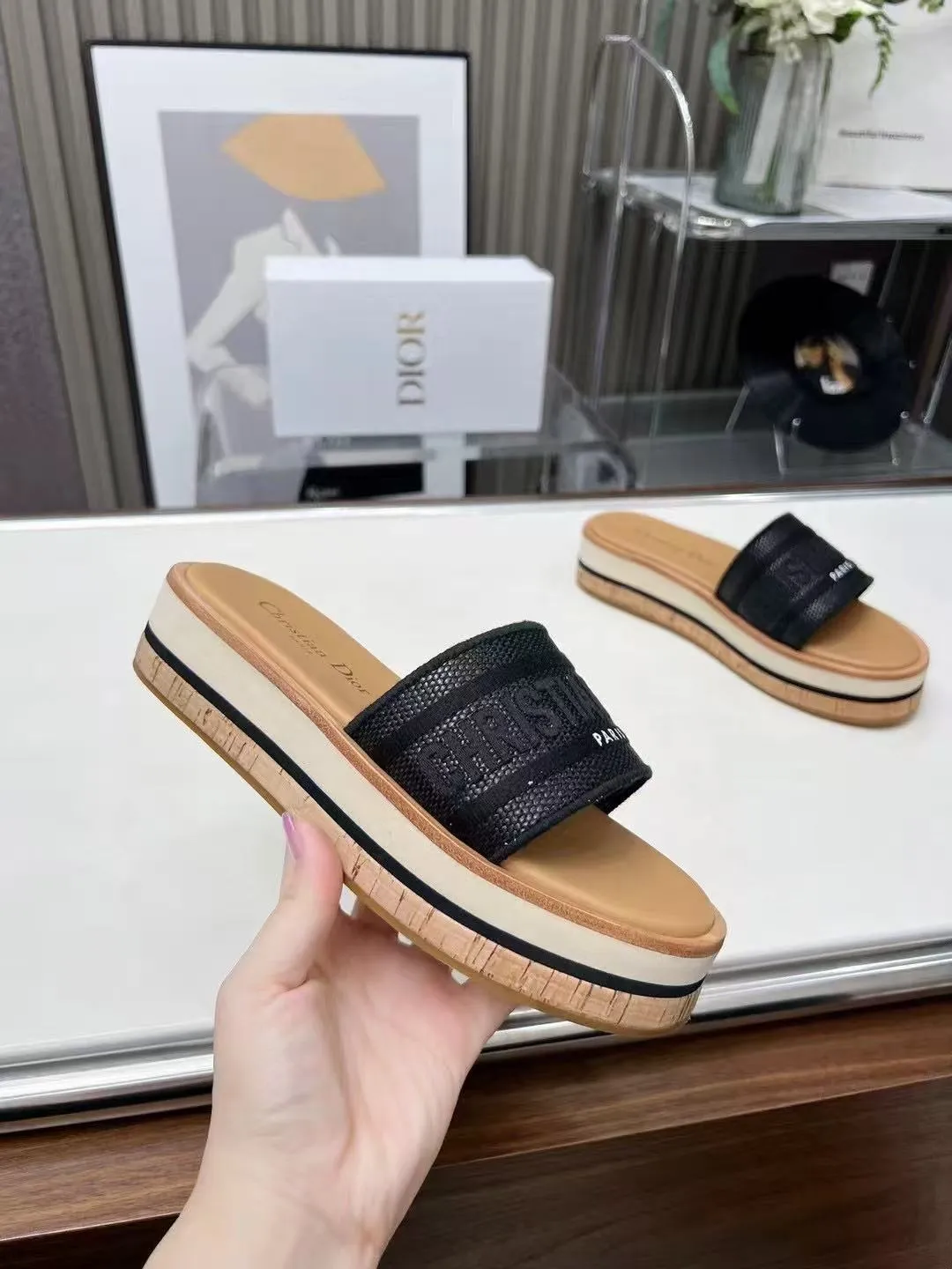 👟👟Ex-factory price 420👟👟 Dior's new spring and summer IVIETA DWAY jelly-colored flat-soled one-slip women's shoes with CD letter logo three-dimensional embroidery thick-soled round-toe open-toe slippers. The original version is developed to be the top version on the market. It feels soft and delicate on the feet and is extremely comfortable. Material: Upper imported raffia electric embroidery high-temperature water-soluble cotton technical fabric + water-dyed cowhide foot pad lining + original consistent combination outsole Outsole: original outsole Size: 35-42 (40.41.42 custom-made, non-refundable and non-exchangeable)